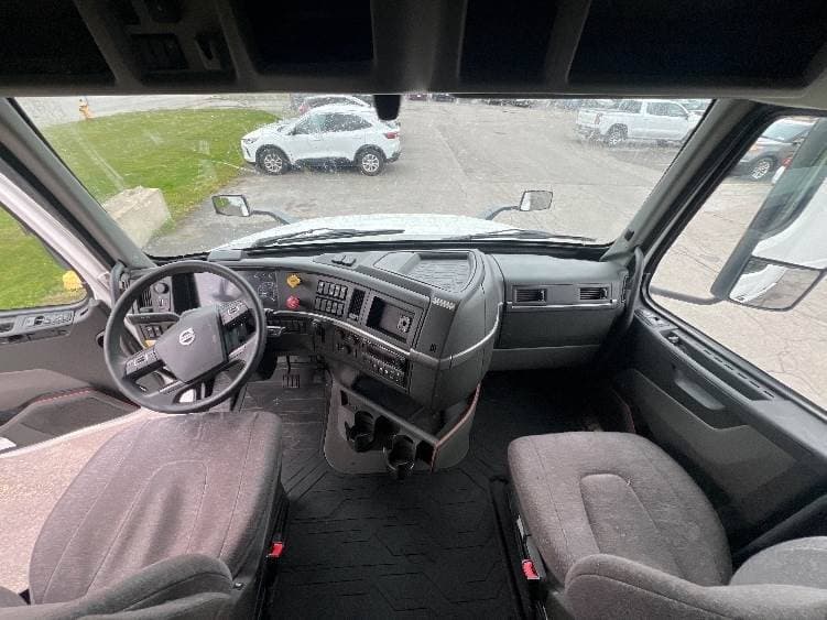 2022 Volvo VNL image 9