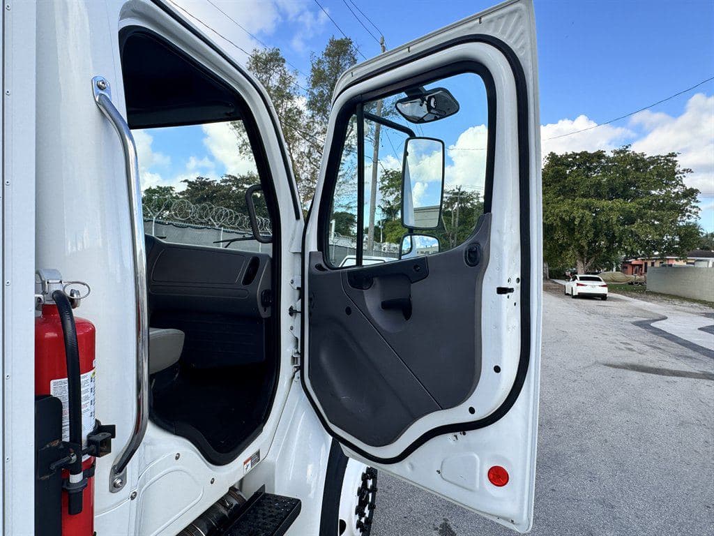 2014 Freightliner M2 106 image 46