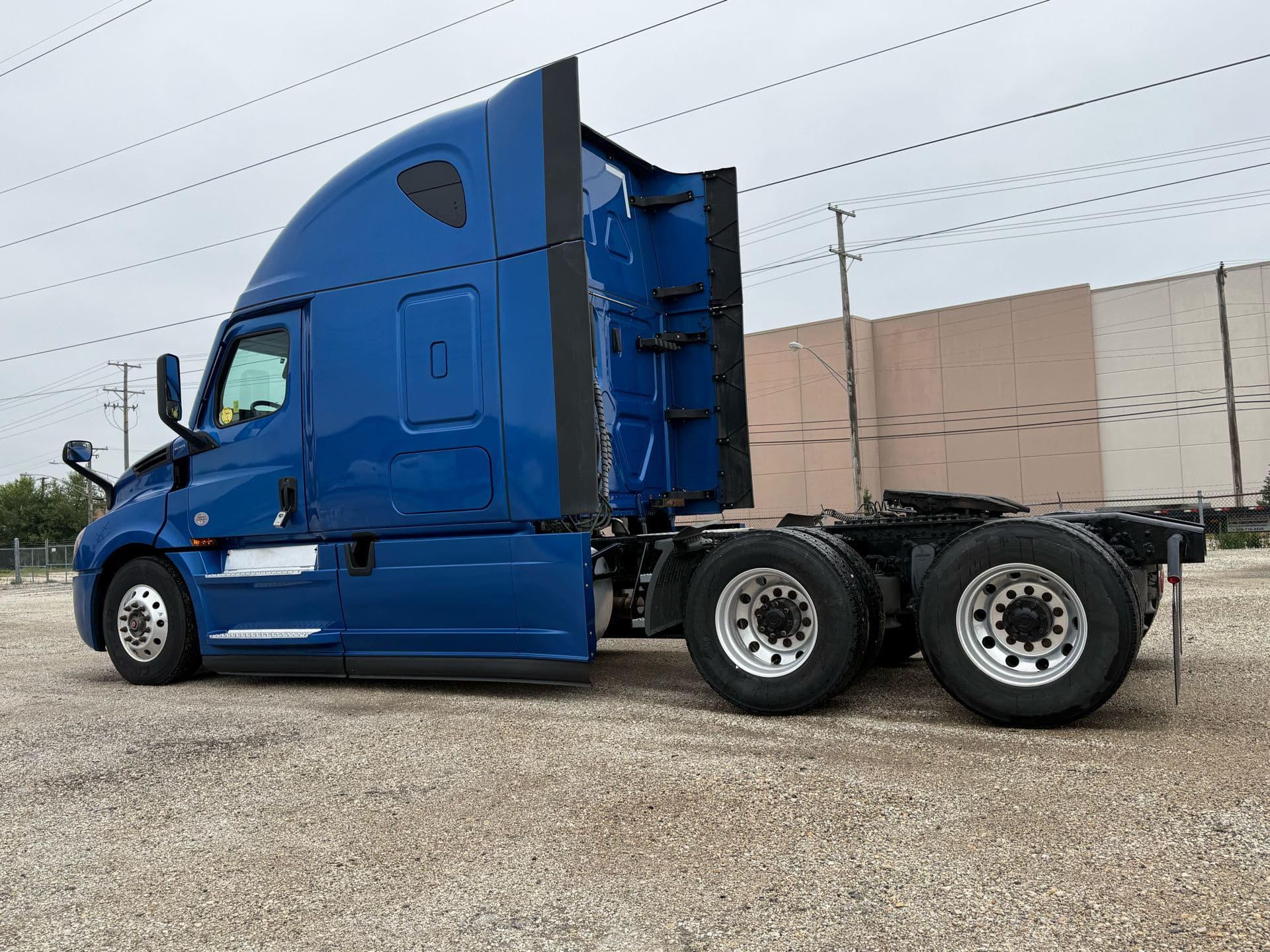 2022 Freightliner - 426k - 11,500 Hours - 455HP image 3