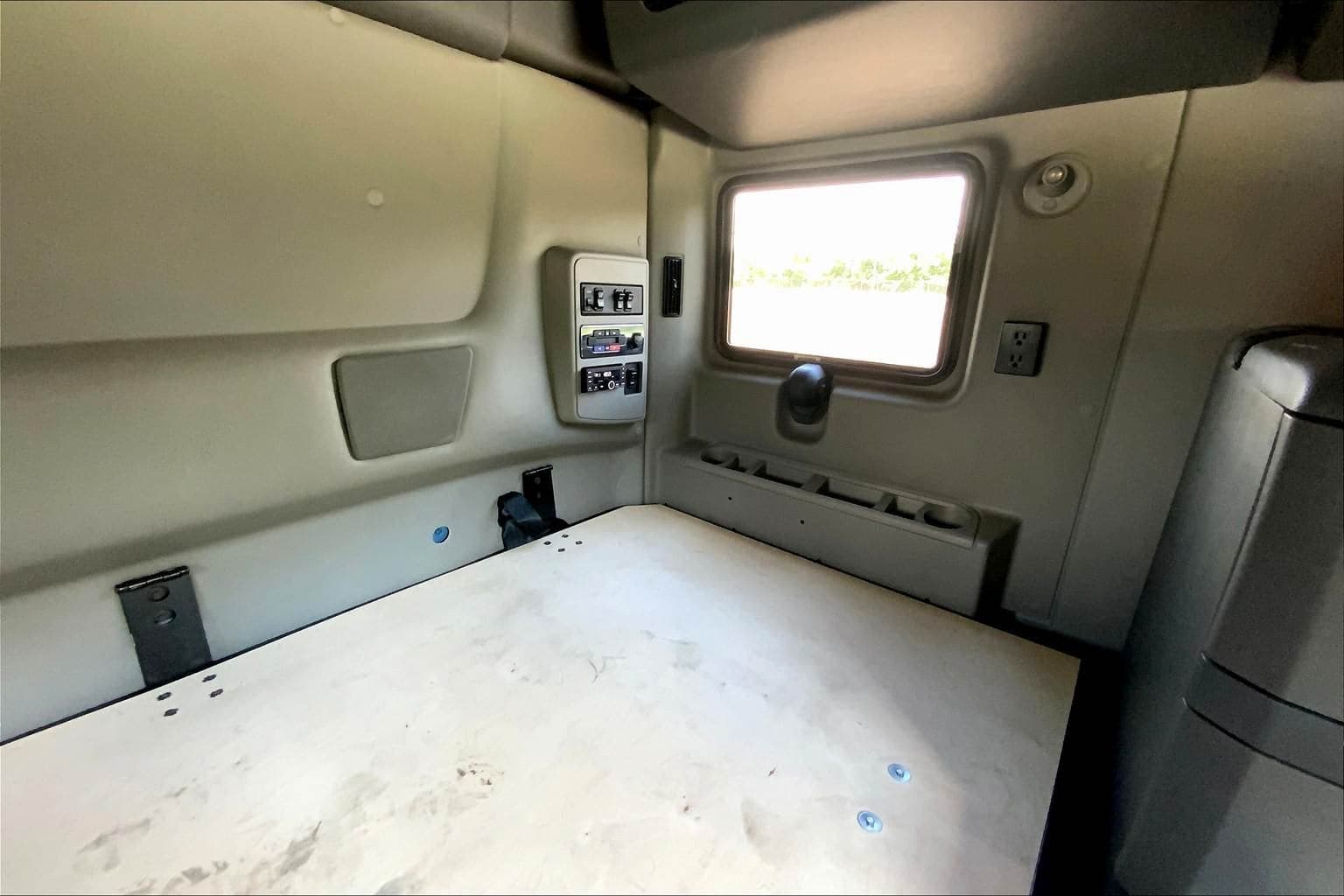 2022 International LT625 Sleeper Semi Truck - 73" Raised Roof Sleeper, A26 450HP, 12 Speed image 10