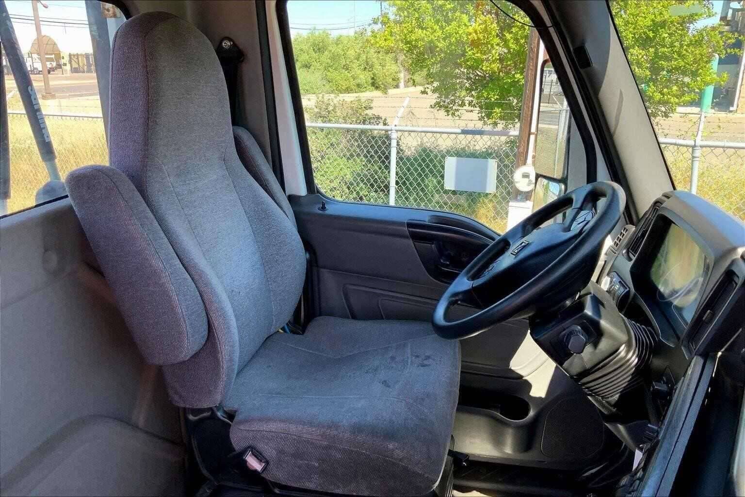 2020 International LT625 image 5