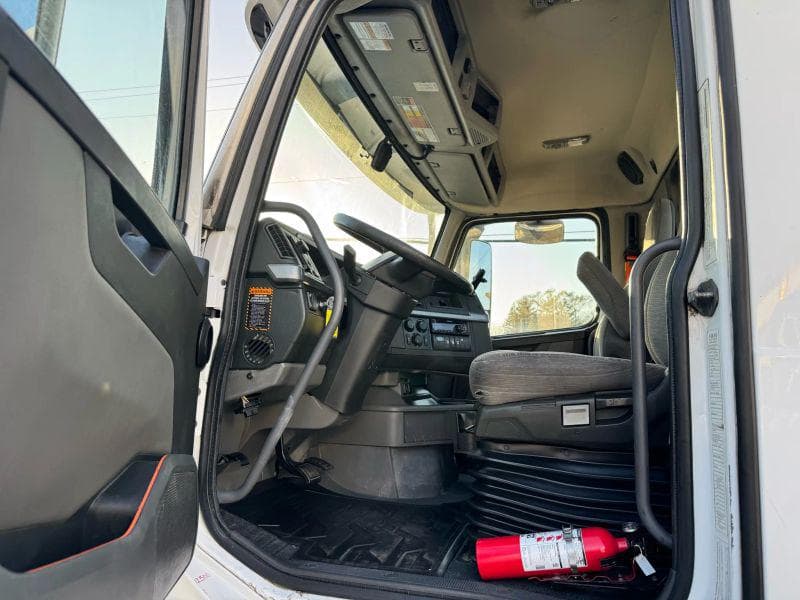 2020 Volvo VNL image 15