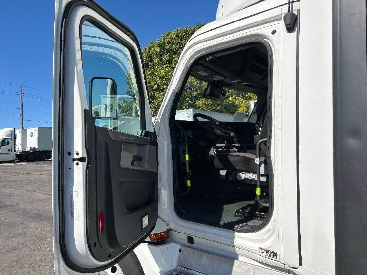 2022 Freightliner Cascadia image 9