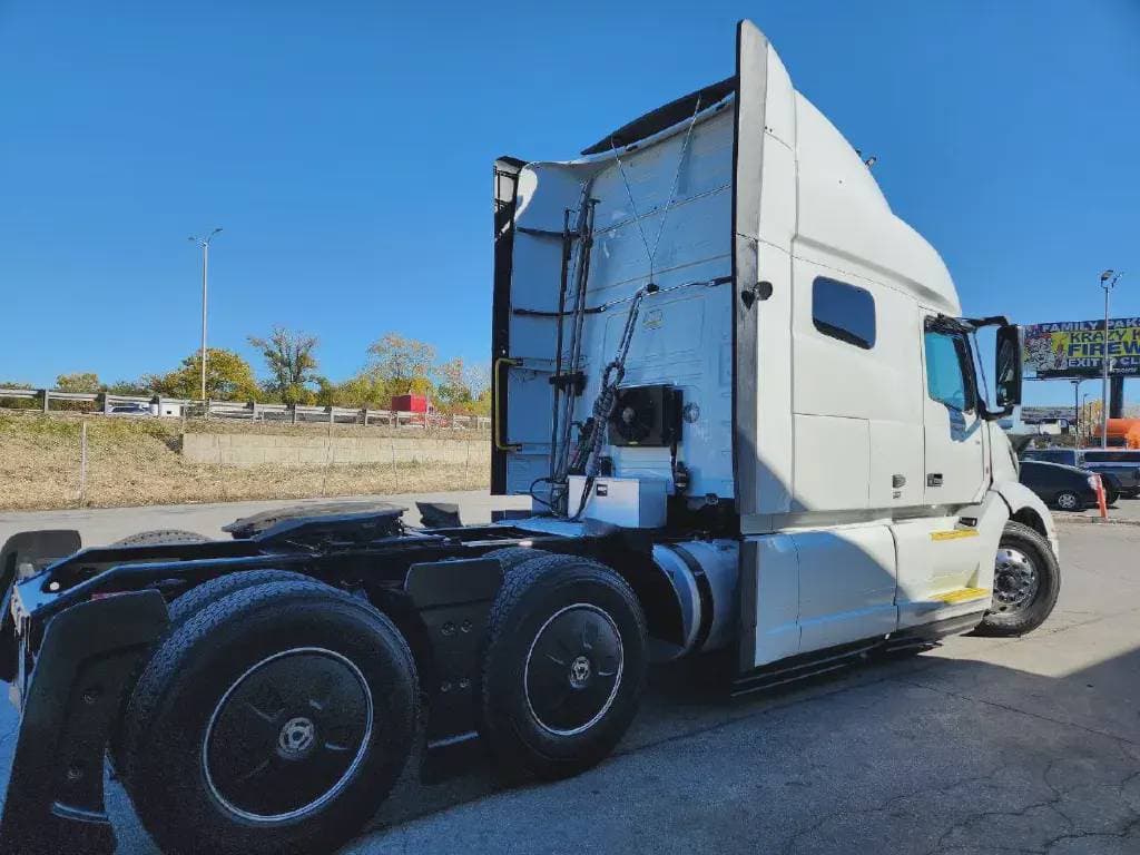 2022 Volvo VNL image 4