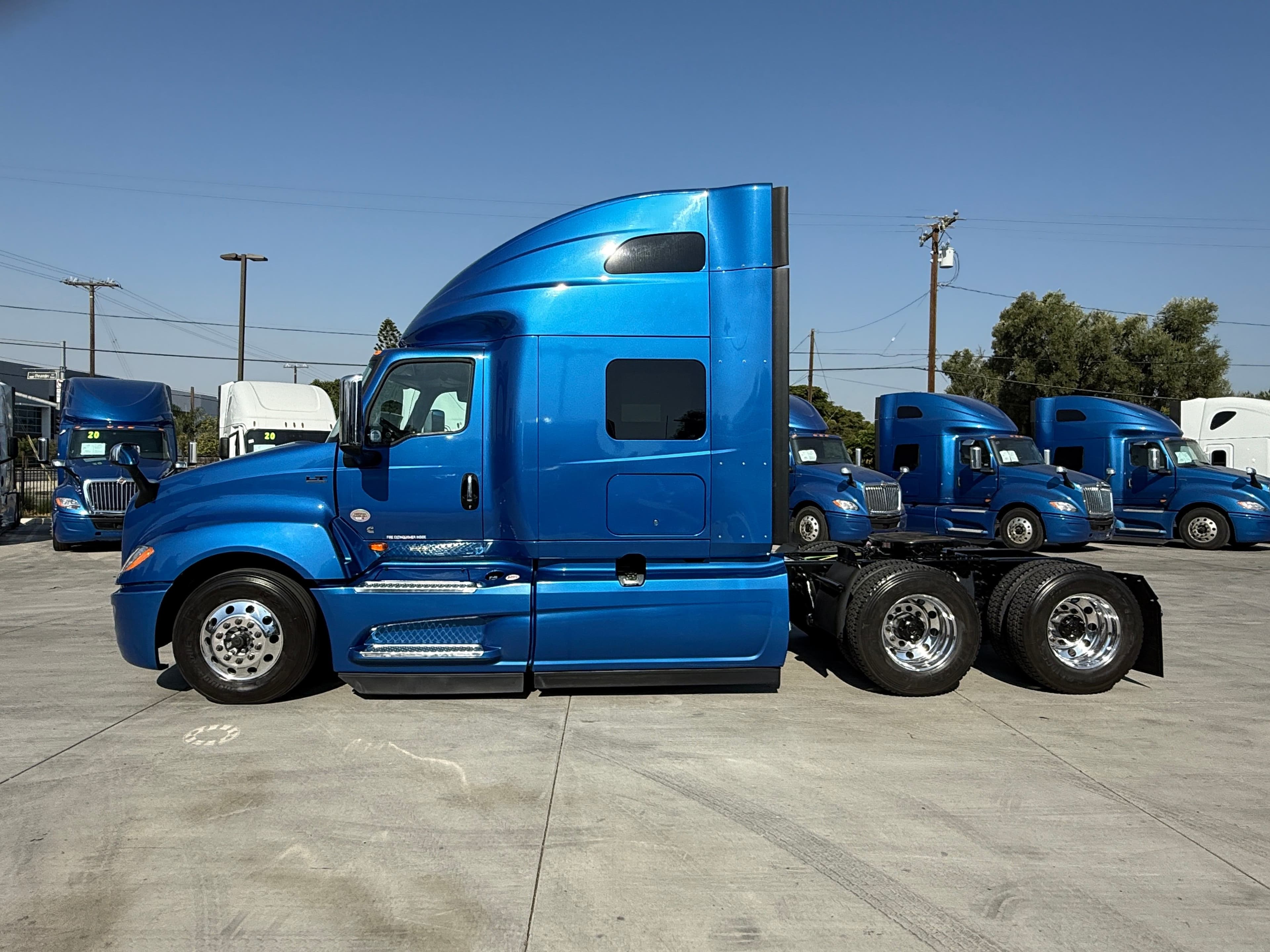 2021 International LT image 7