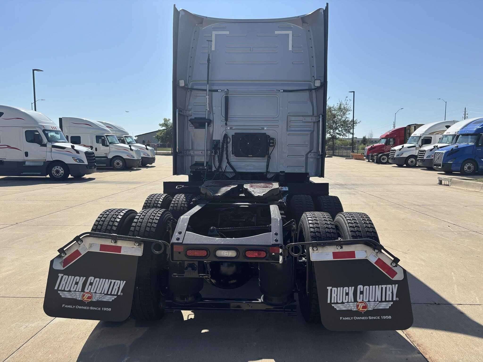 2022 Volvo VNL image 4