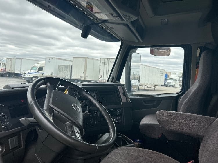 2019 Volvo 64860 image 3