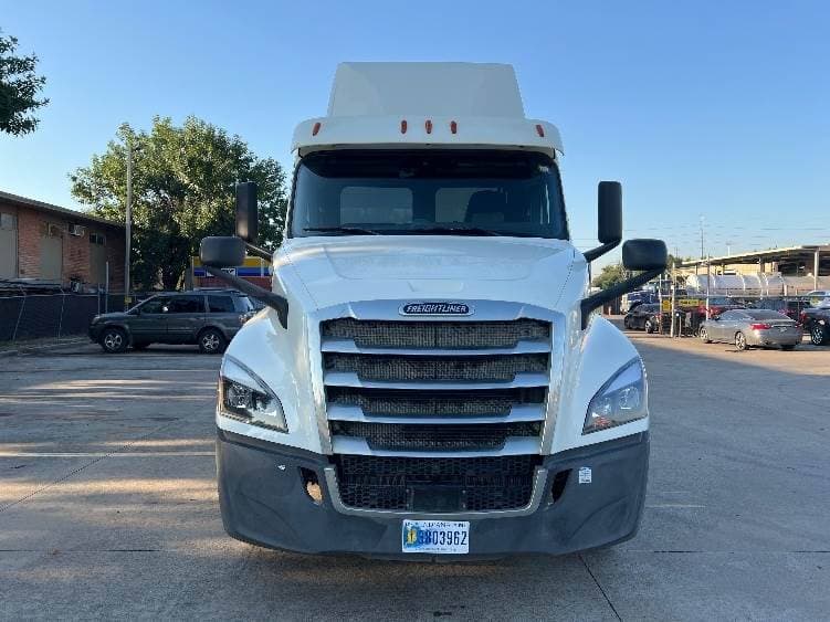 2019 Freightliner Cascadia 126 Day Cab Truck - 435HP, 12 Speed Automatic image 2