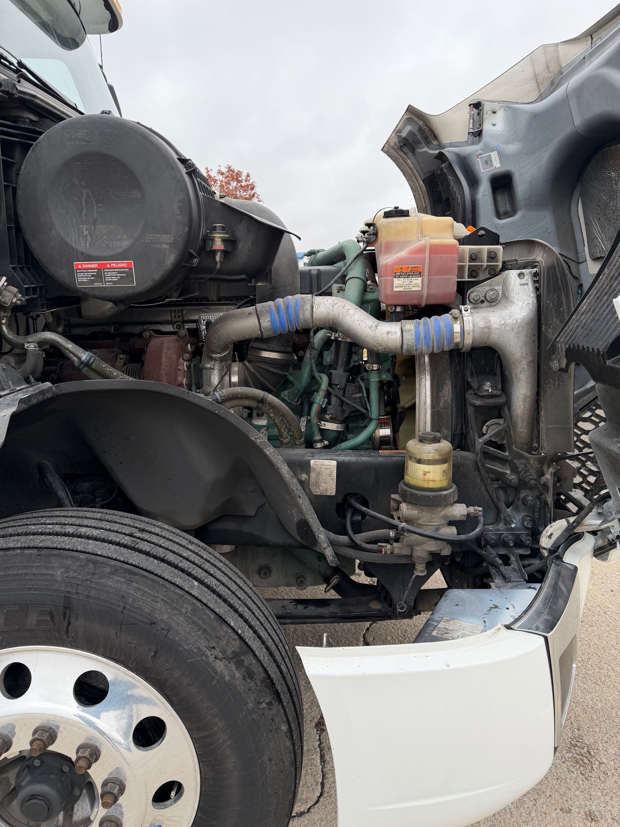 2023 Volvo VNL image 11