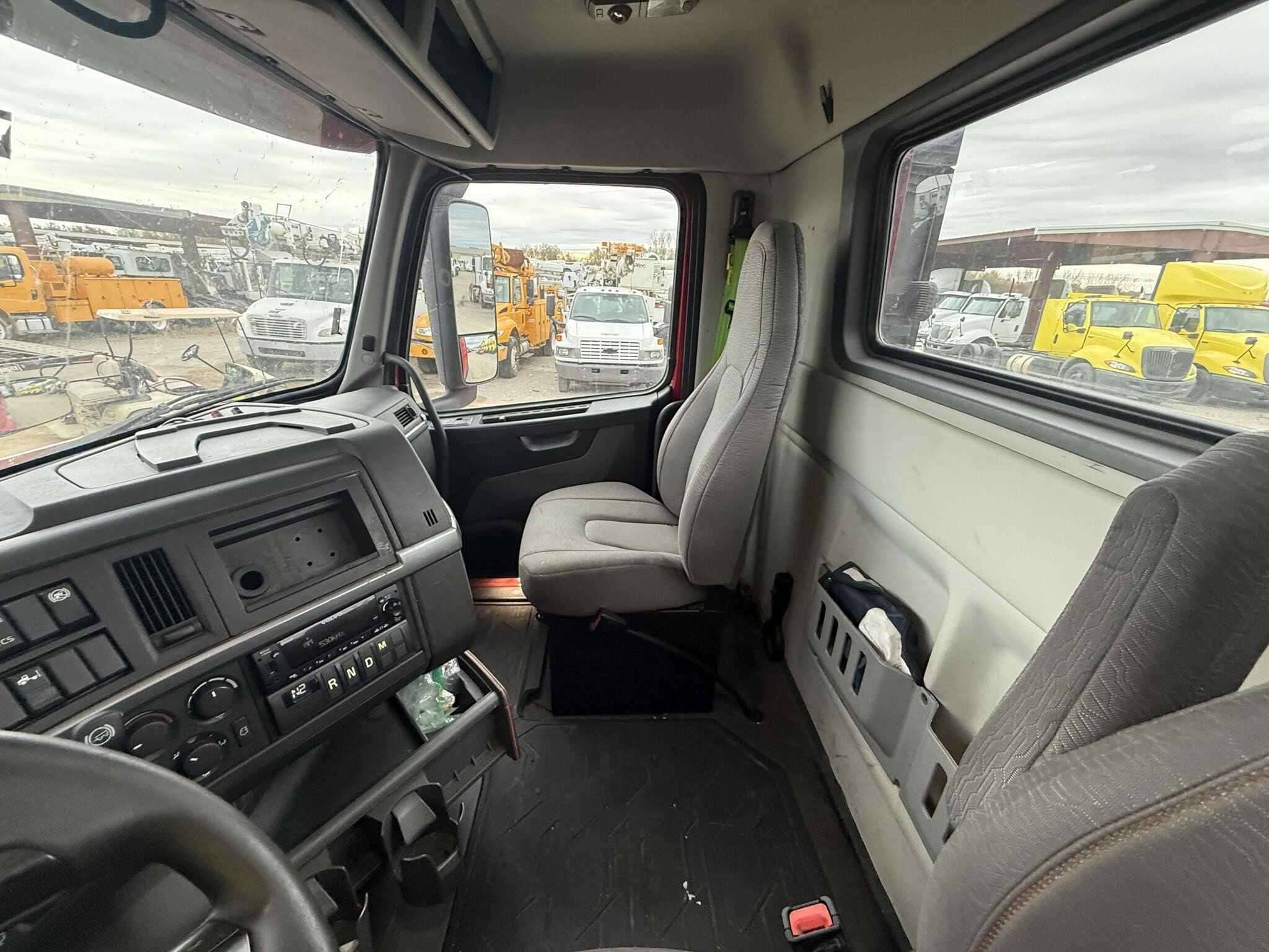 2022 Volvo VNR image 6