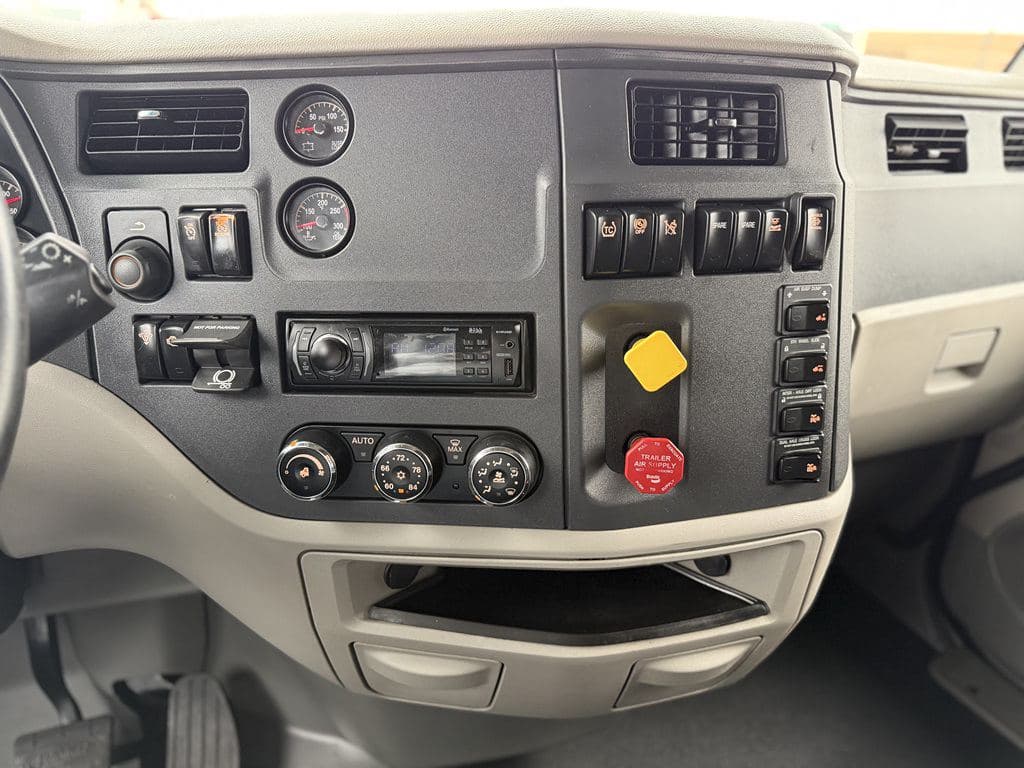 Used 2019 PETERBILT 579 image 19