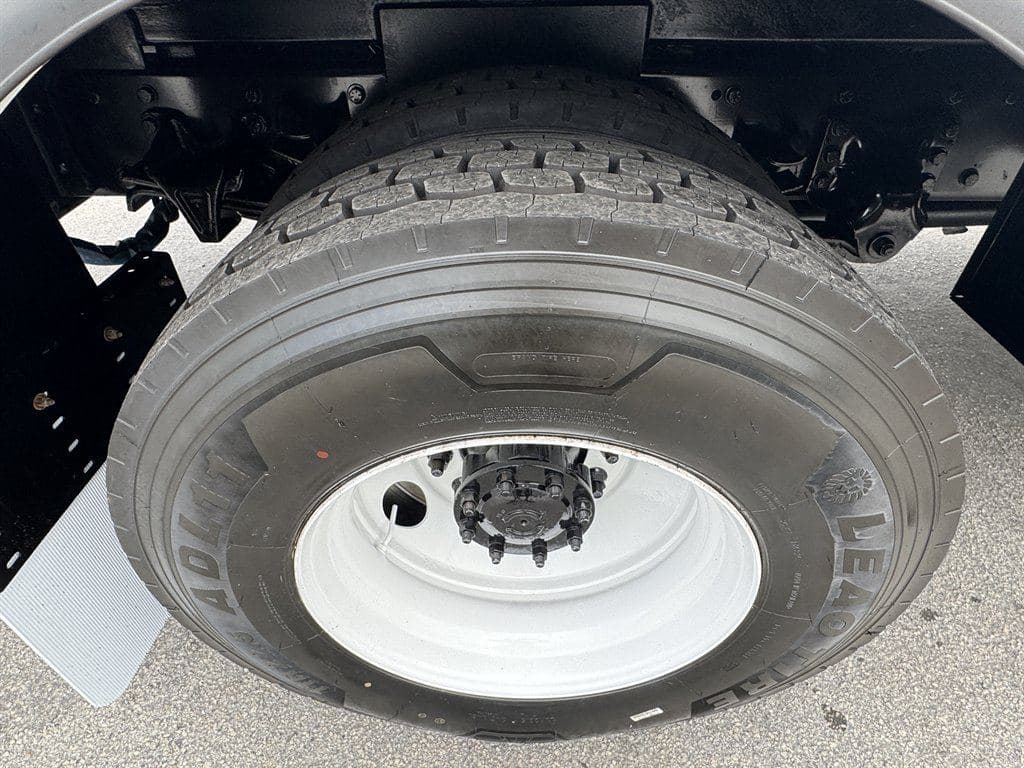 2018 Freightliner M2-106 image 34