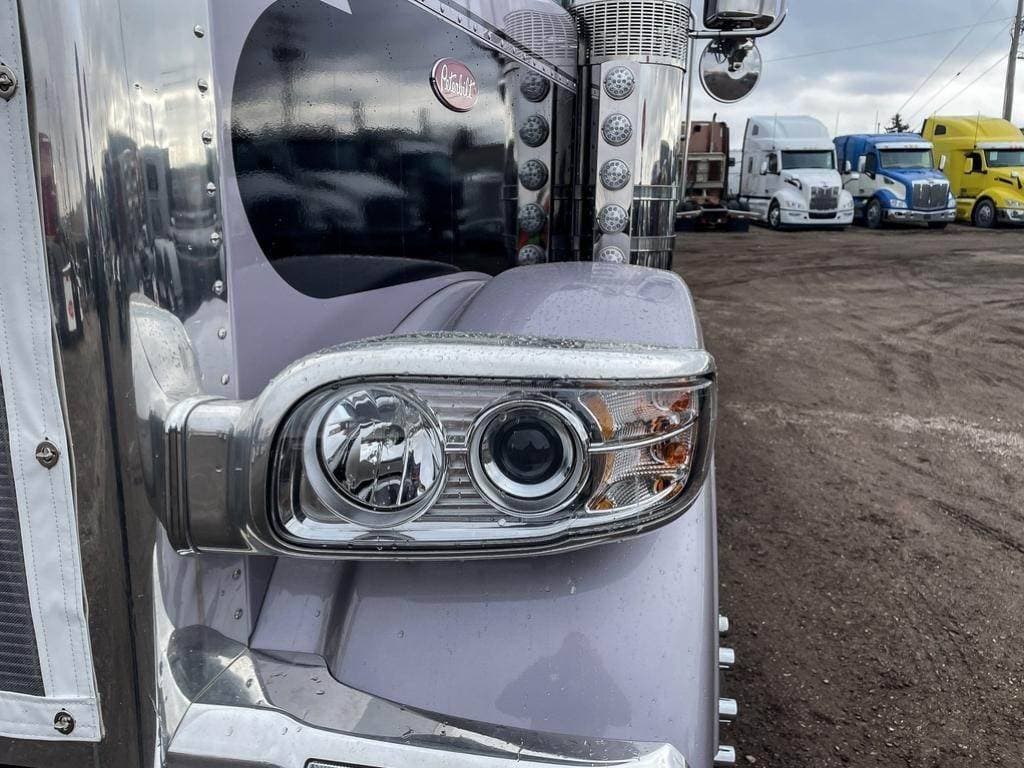 2025 Peterbilt 589 image 10