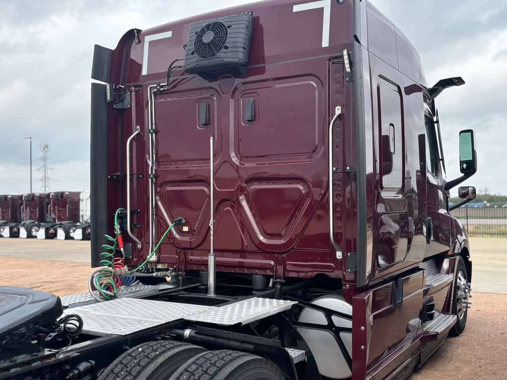 2022 Freightliner Cascadia 126 image 3