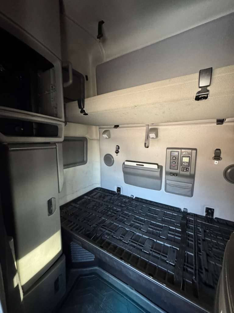 2022 Volvo VNL 760 image 10