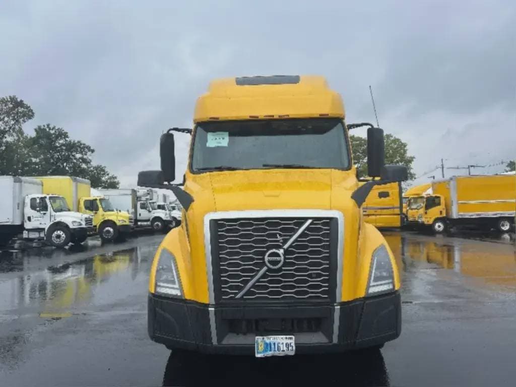2022 Volvo VNL image 2