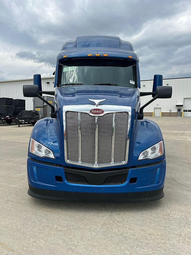 2027 Peterbilt 579 image 4