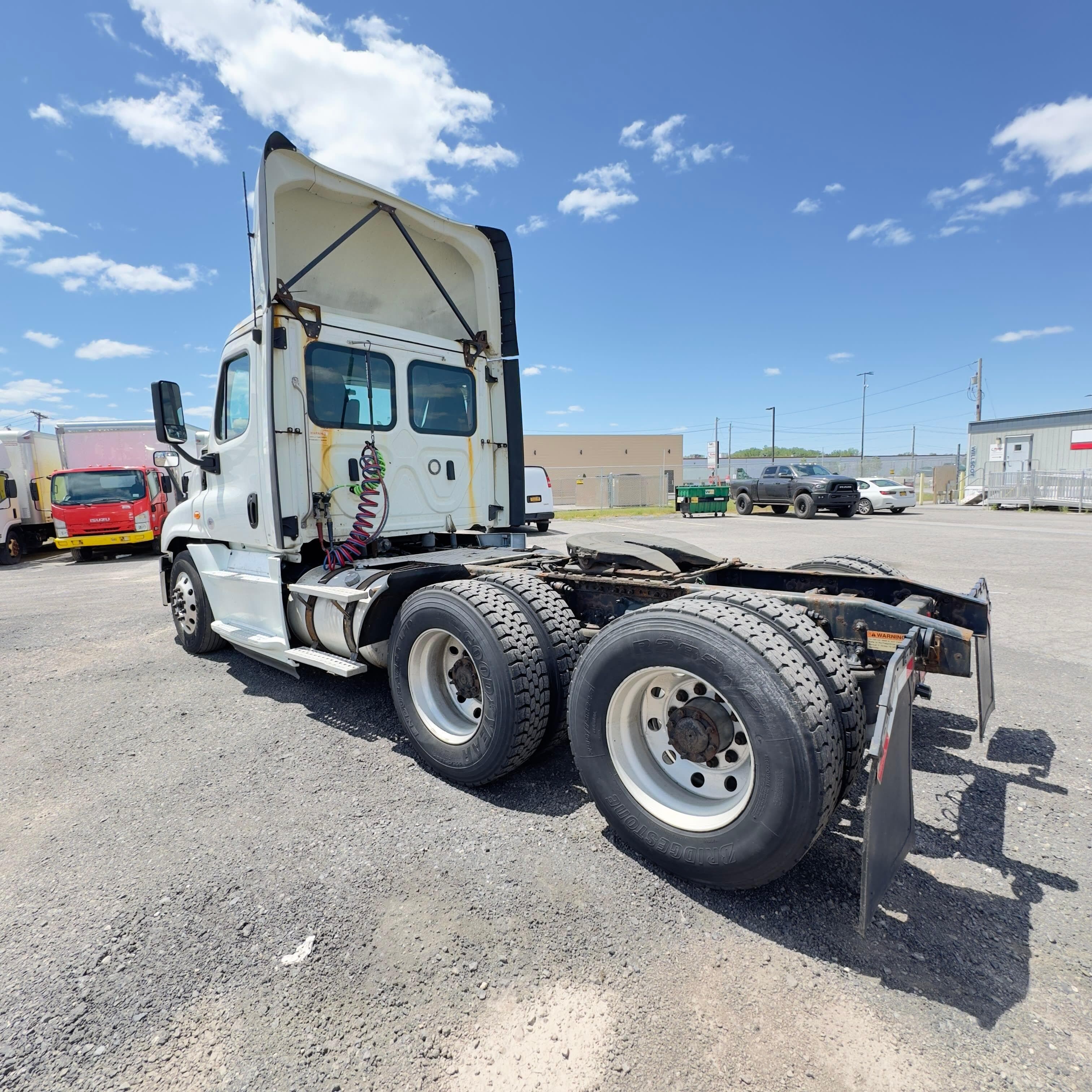Used 2019 FREIGHTLINER Conventional - Day Cab - CASCADIA 125 image 3