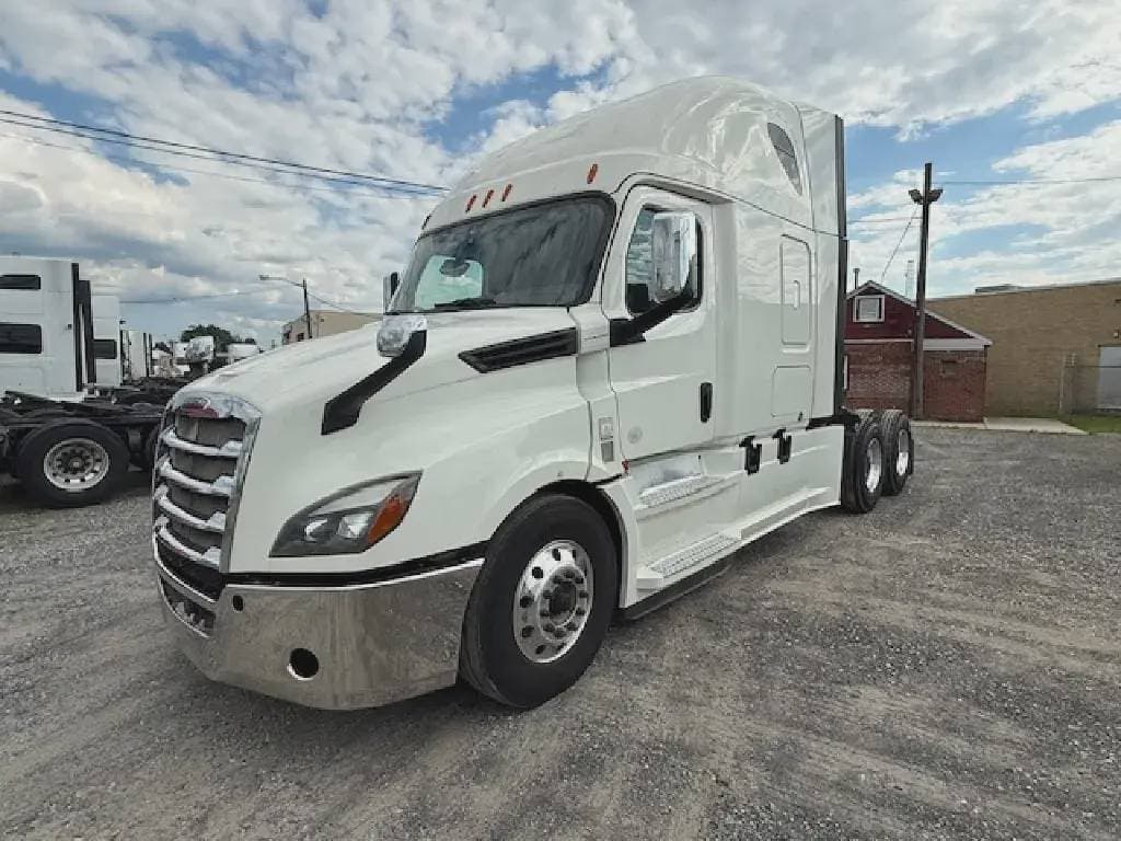 Used 2020 FREIGHTLINER Conventional - Sleeper Truck image 2
