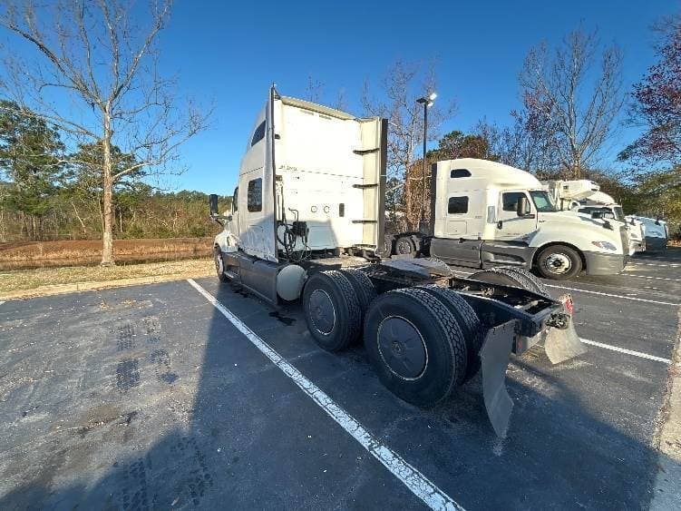 2023 International LT62F image 3