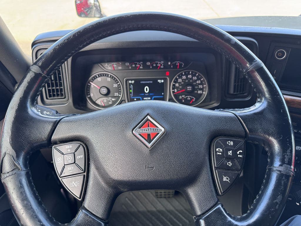 Used 2021 INTERNATIONAL LT625 image 3