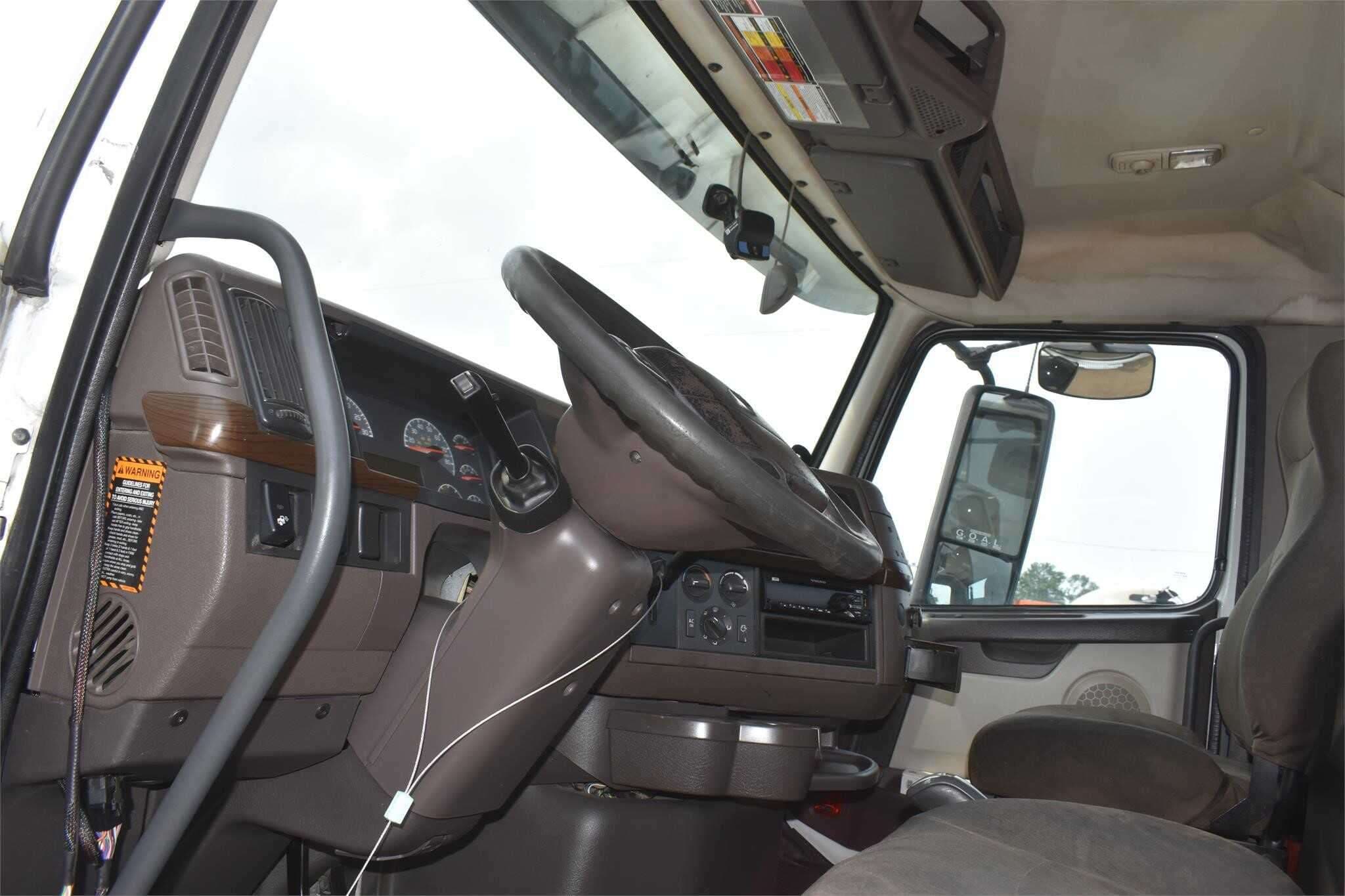 2017 Volvo VNL image 4