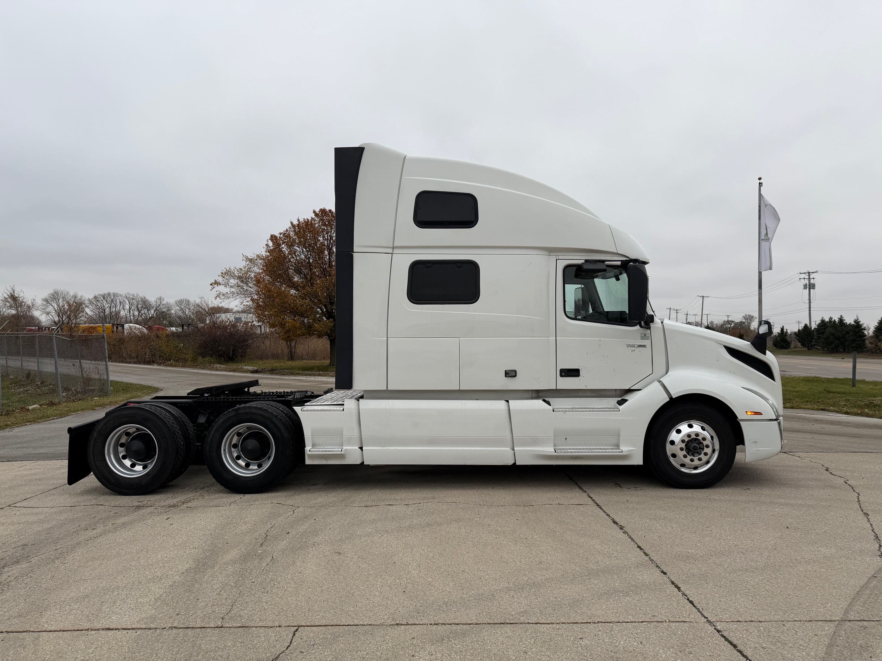 2023 Volvo VNL image 4