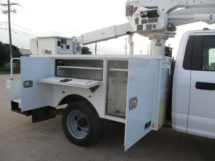 2017 Ford F550 BUCKET TRUCK 4X4 image 25