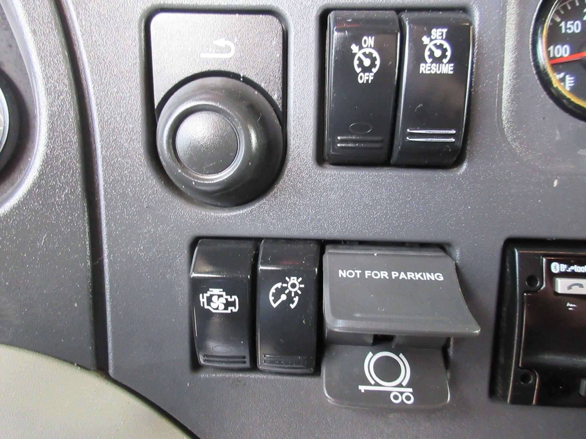 2020 Peterbilt 567 image 17