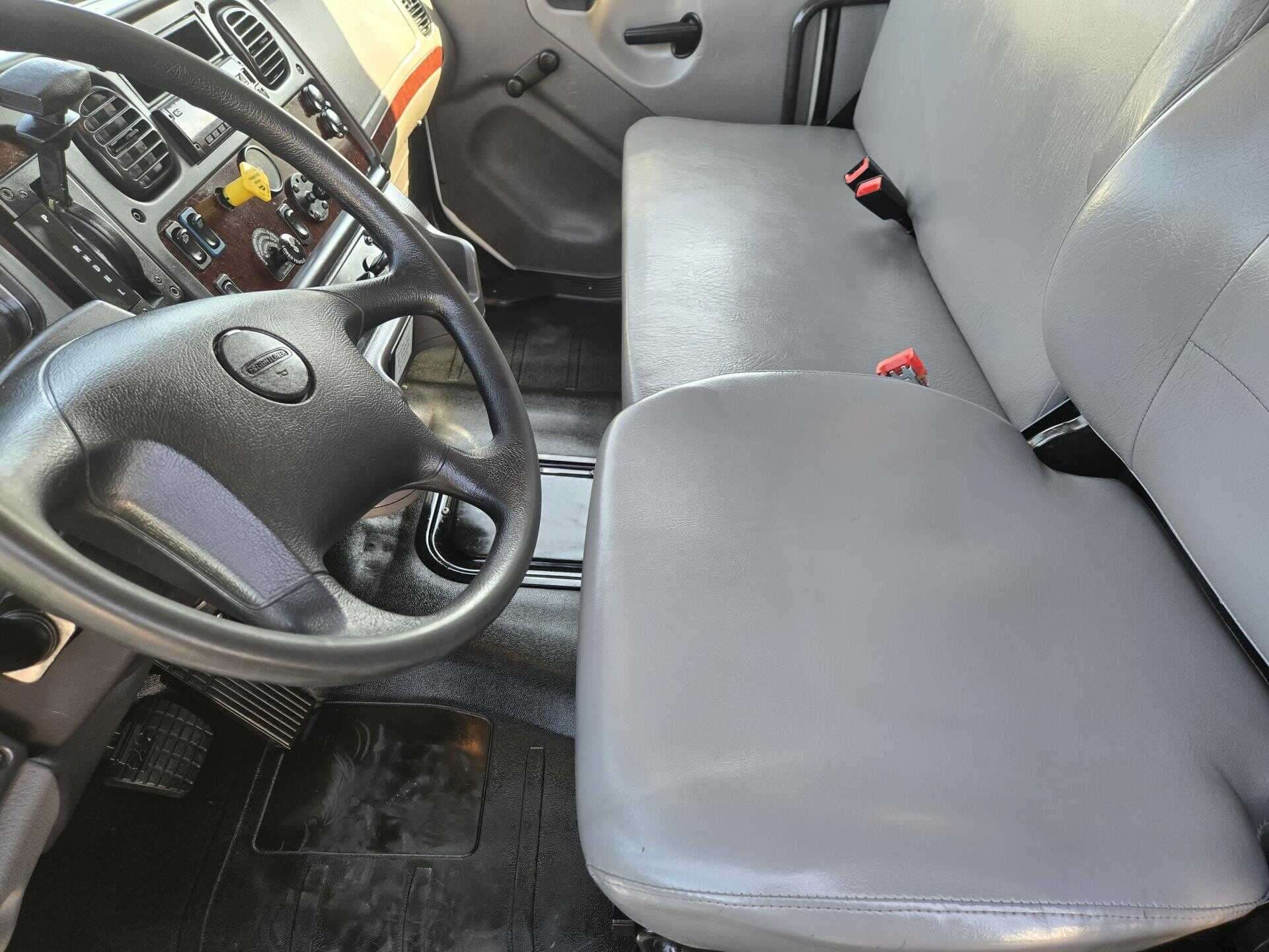 2020 Freightliner M2 image 5