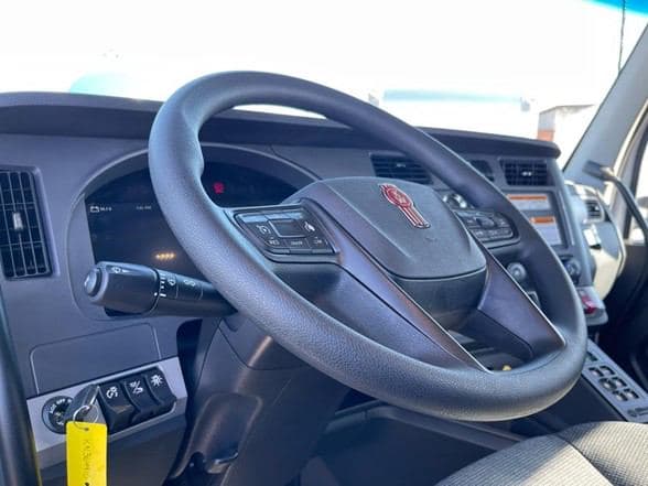 2025 Kenworth T880 image 13