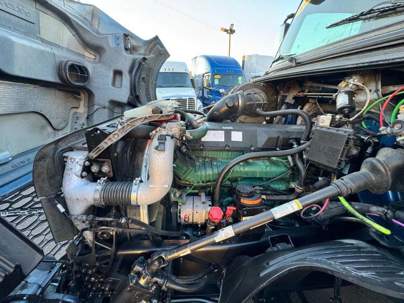 2020 Volvo VNL image 38