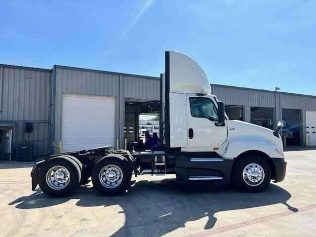 2021 International LT625 image 4