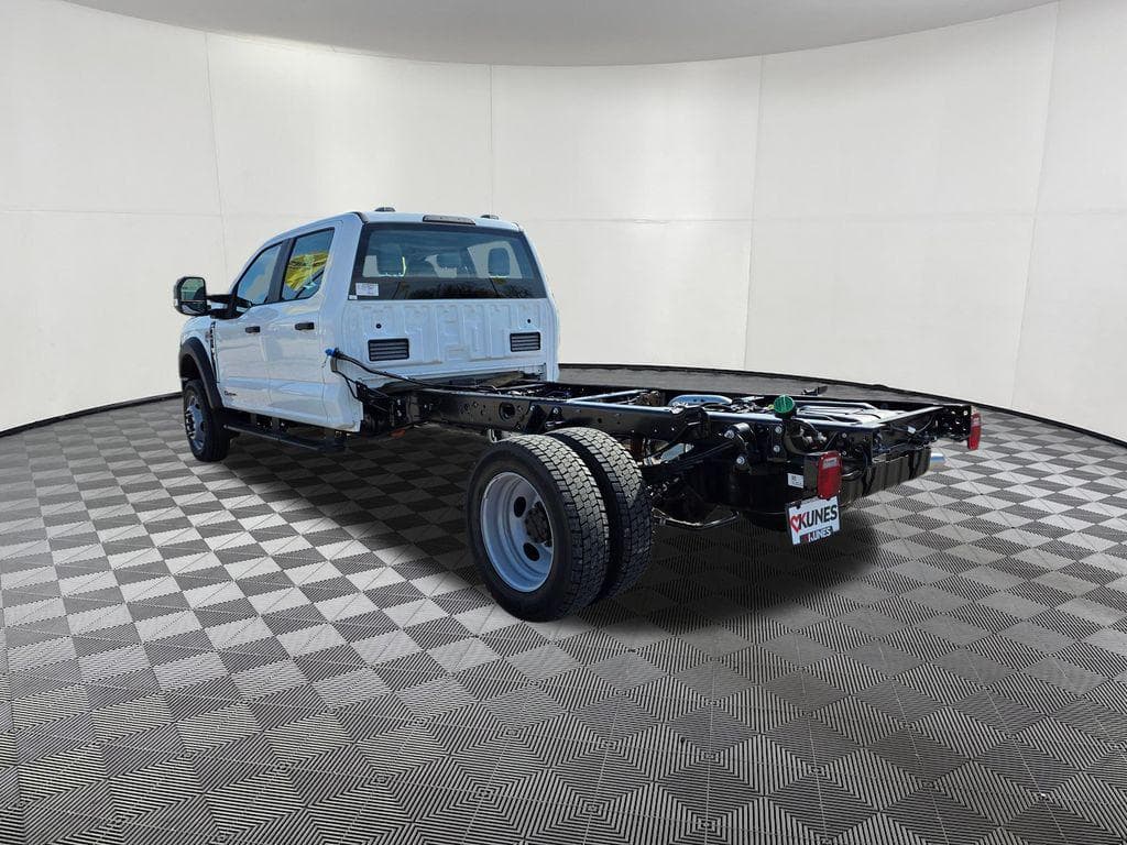 2026 Ford F-450SD XL DRW CAB CHASSIS image 5