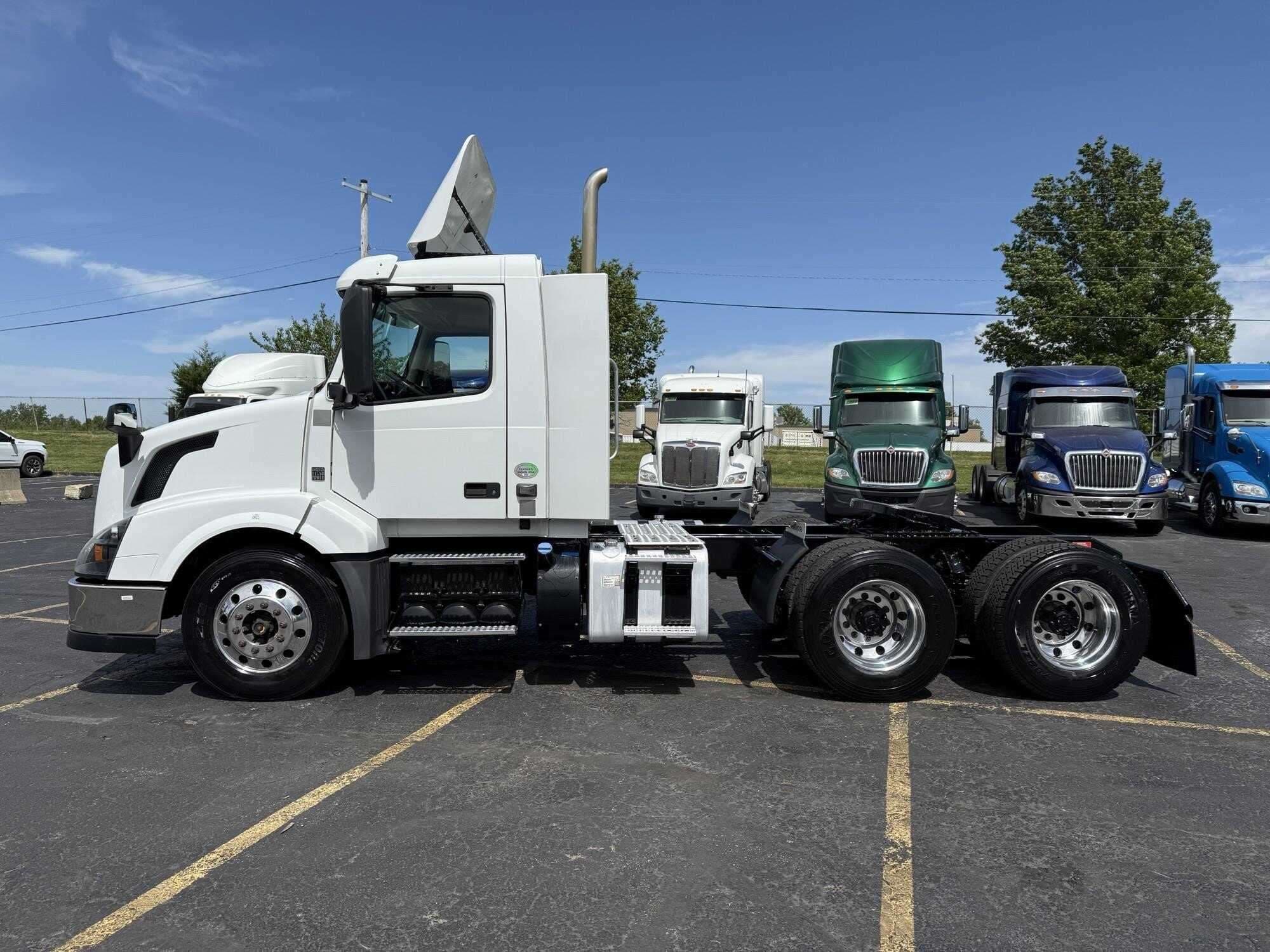 2017 Volvo VNL image 2