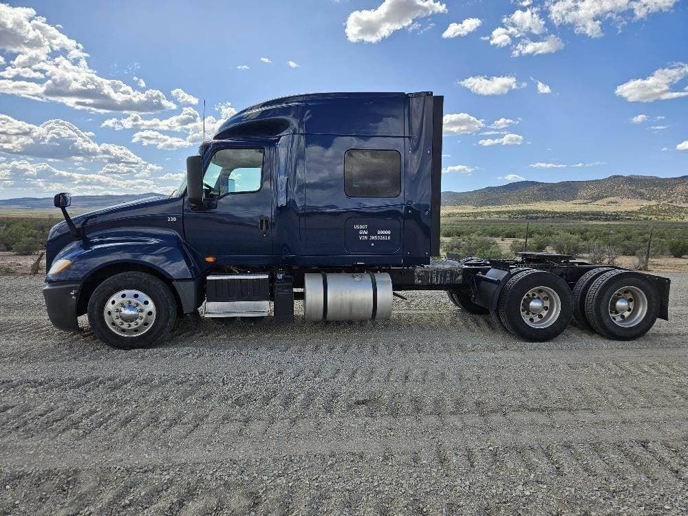 2018 International LT625 image 1