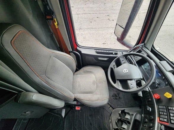 2023 Volvo VNL64T760 image 16