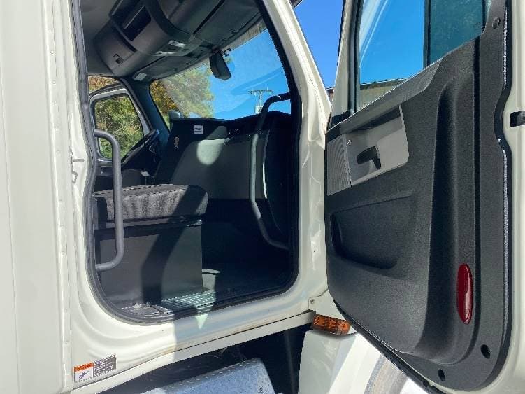 2019 Freightliner Cascadia 126 Day Cab Truck - 435HP, 12 Speed Automatic image 12