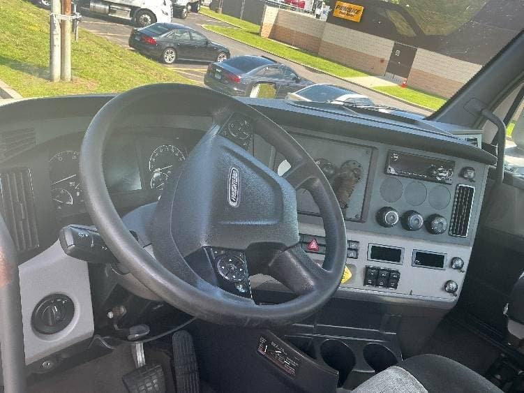 2019 Freightliner Cascadia image 11