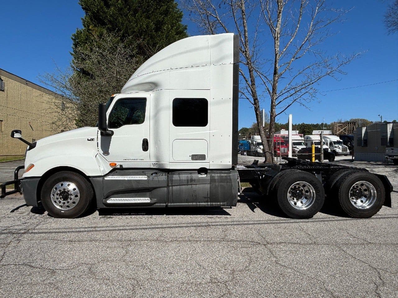 2018 International LT625 image 4
