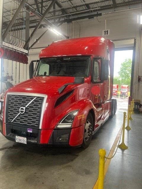 2023 Volvo VNL64T760 image 1