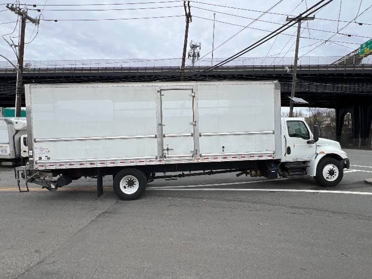 2022 International MV607 Box Truck - 220HP, 6 Speed Automatic, Roll up Door image 15