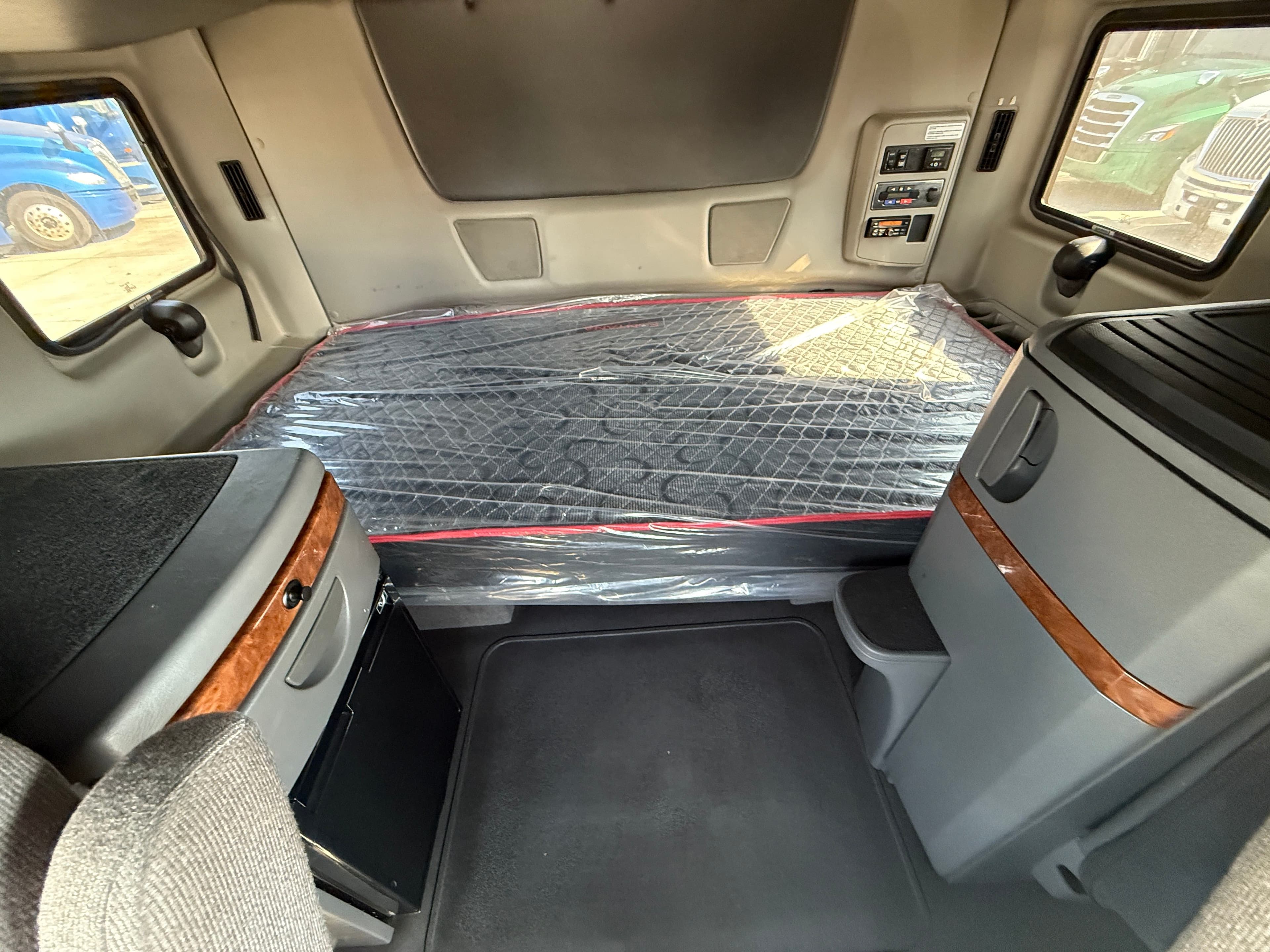 2021 International LT625 image 15