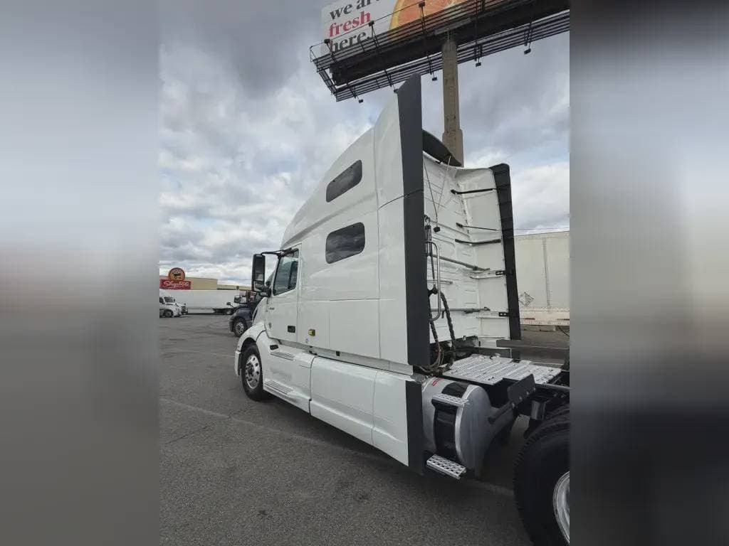 2022 Volvo VNL image 7