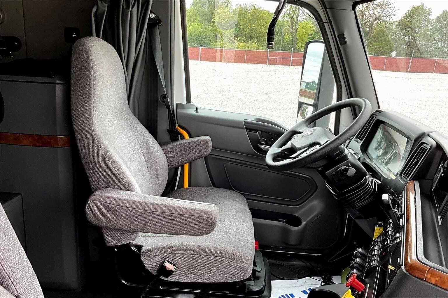 2021 International LT625 image 4