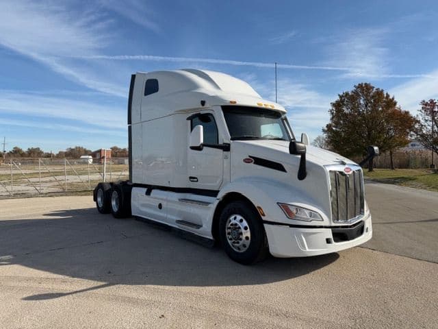 2023 Peterbilt 579 image 3