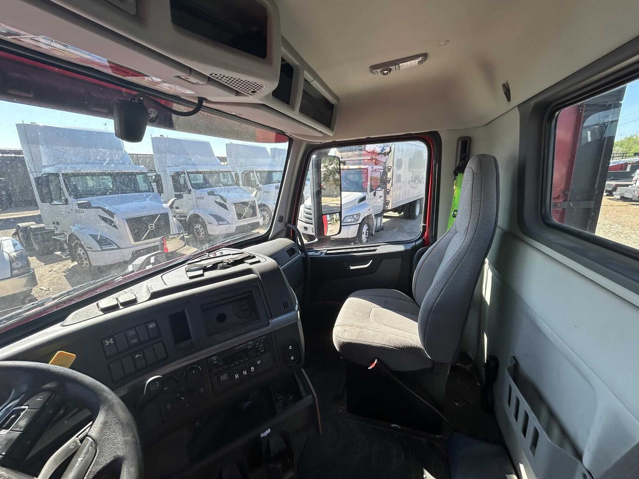 2020 Volvo VNR640 image 13