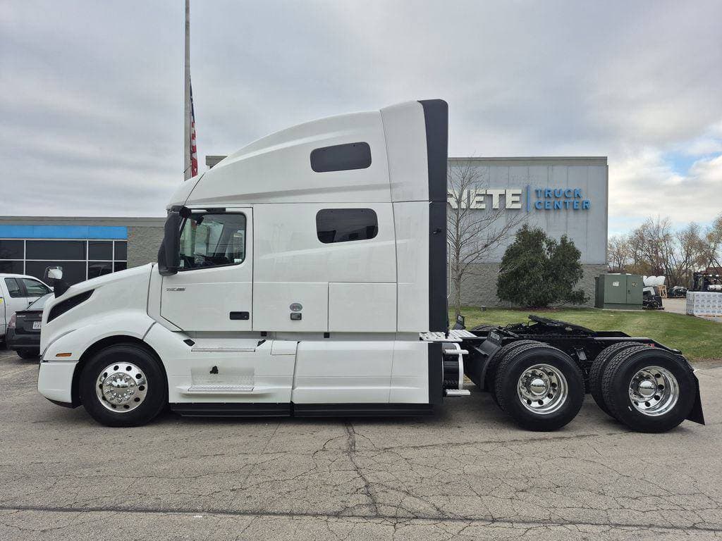 2023 Volvo VNL64T760 image 2