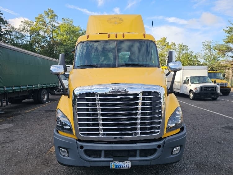 Used 2019 FREIGHTLINER Conventional - Day Cab, Tractor image 2