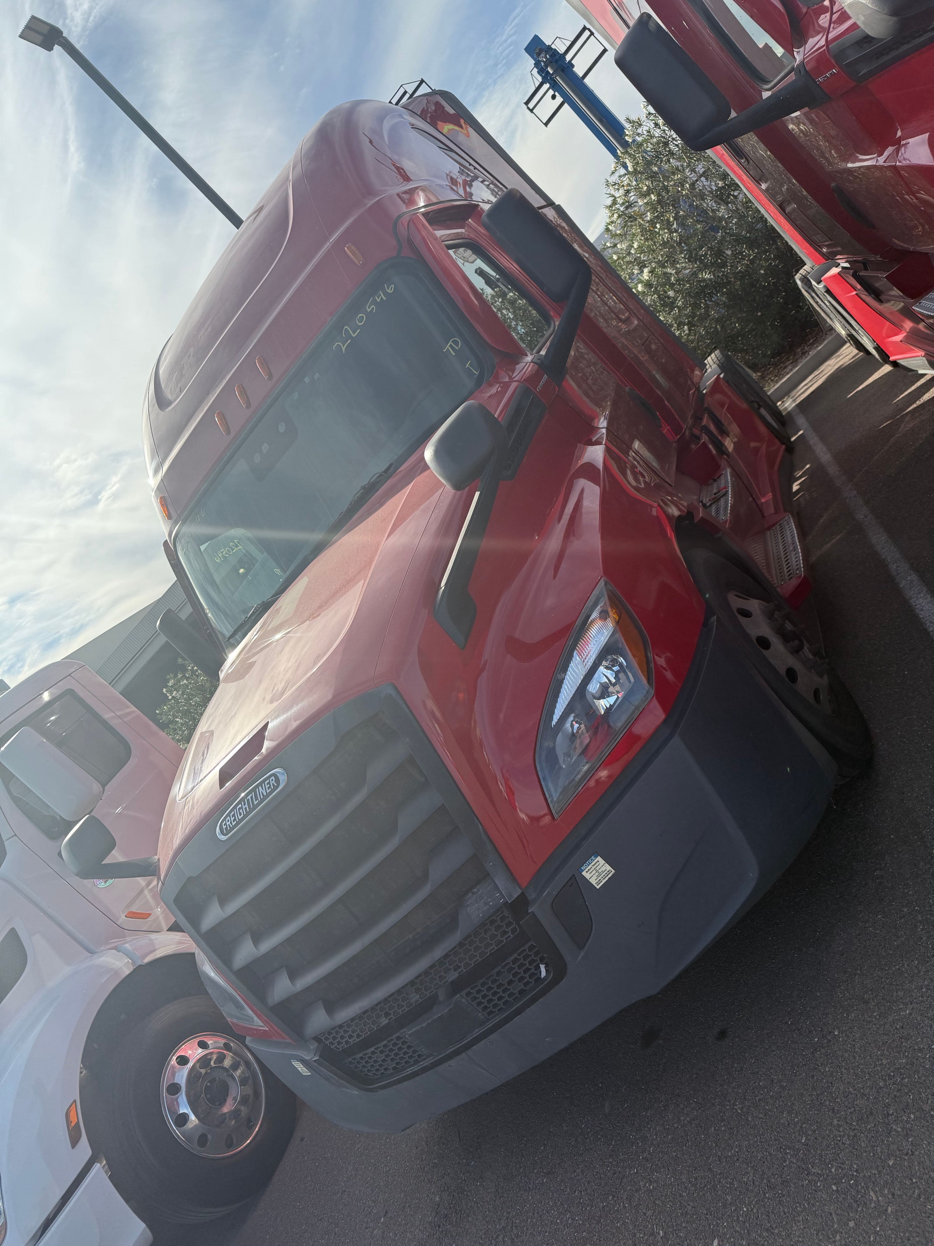 2022 Freightliner Cascadia image 2
